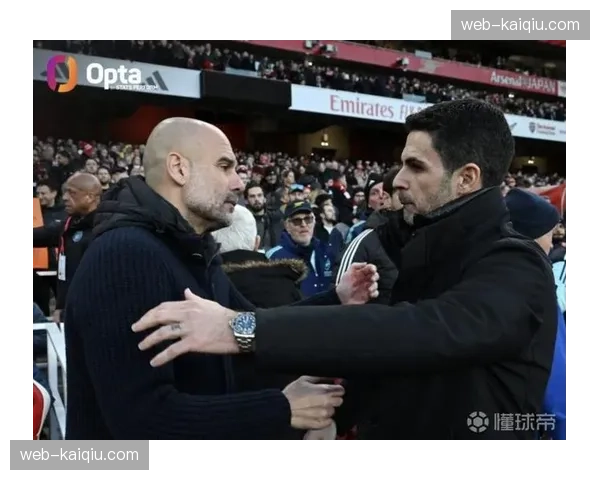 特写：绝平后，瓜迪奥拉与阿尔特塔在场边长时间拥抱交谈