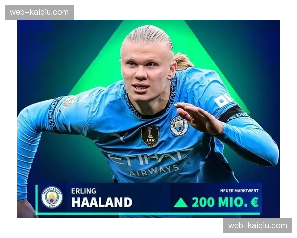 特写:看台上,哈兰德与贝林厄姆赛后微笑交谈 特写:看台上,哈兰德与贝林厄姆赛后微笑交谈